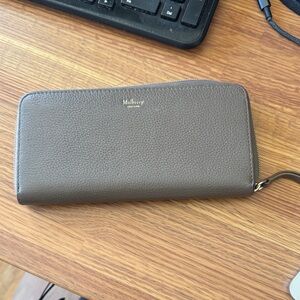 Great Condition - Authentic Mulberry Taupe Leather Zip Wallet